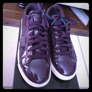 NIKE Shoe lightly used size 8.5 with box